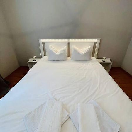 Chic Retreat Timisoara Apartment Ngoại thất bức ảnh